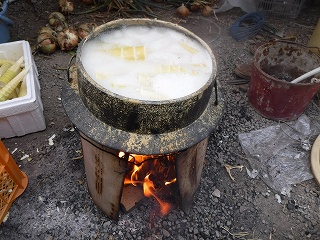 母が『 淡竹 』を茹でる