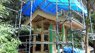 八幡神社さん本殿の瓦葺き
